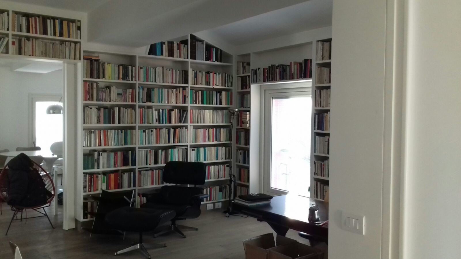 Ta sama biblioteka po dekontaminacji i czyszczeniu księgozbioru przez BELFOR – białe regały i czyste książki
