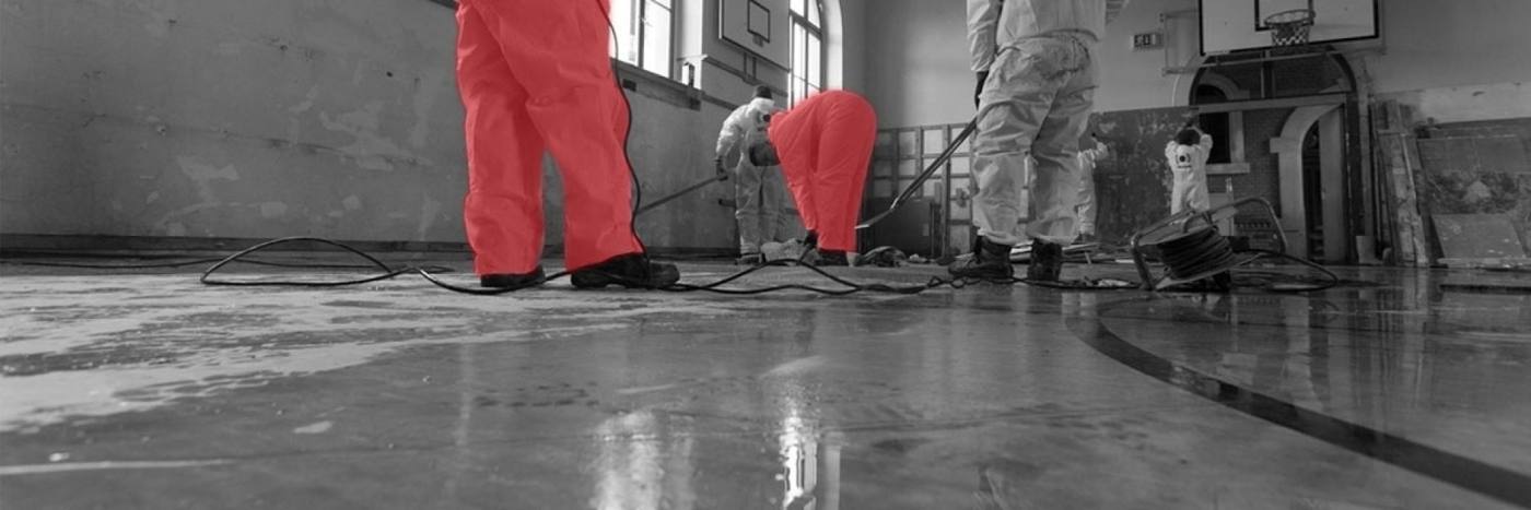 Ekipa BELFOR usuwa wodę i szlam z zalanej sali